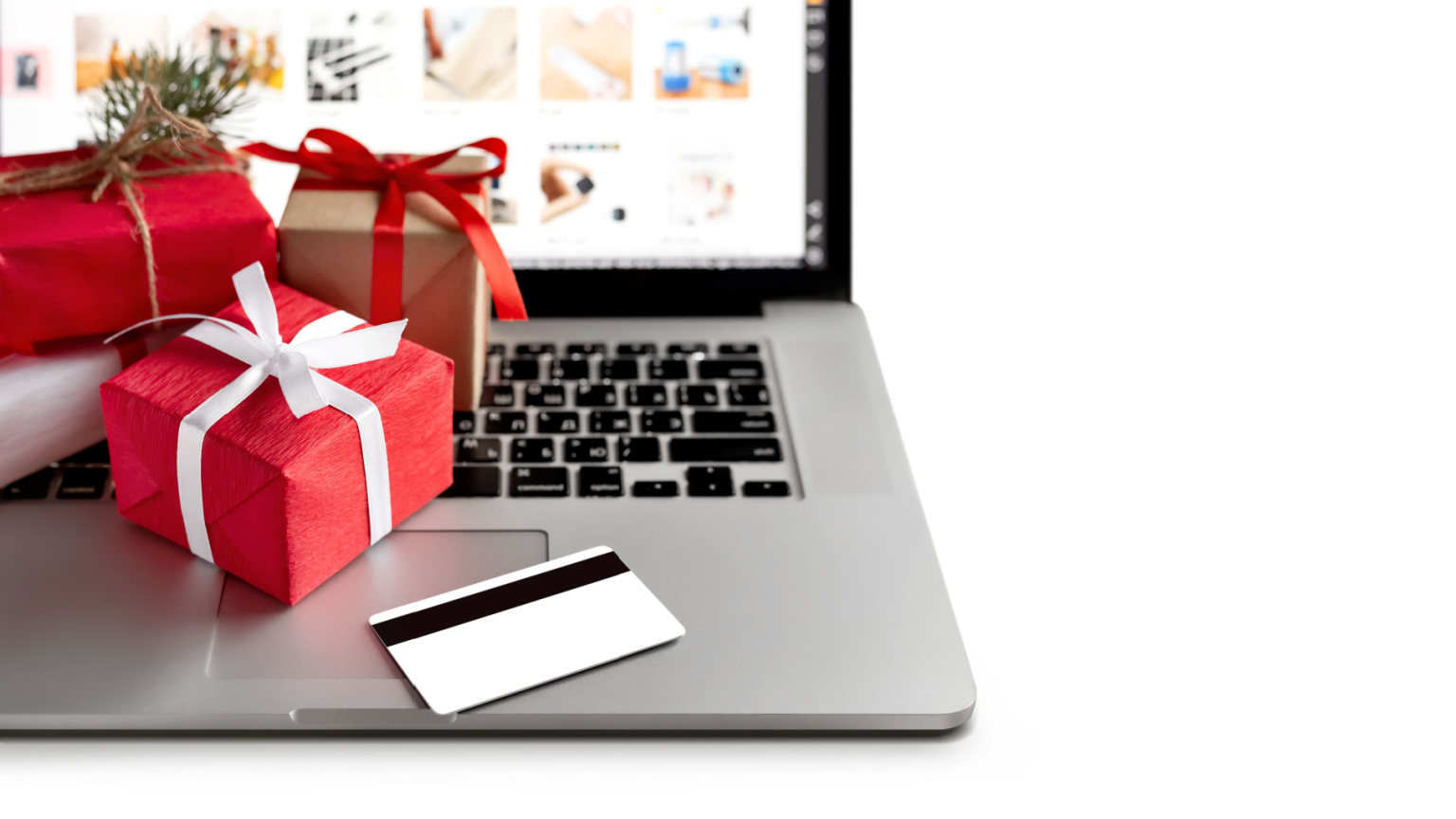 Gros plan d’un cadeau et d’une carte de crédit sur un ordinateur portable
