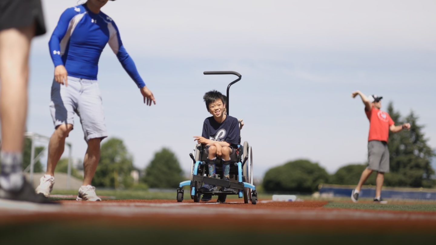 Un enfant en chaise roulante sur un terrain de baseball